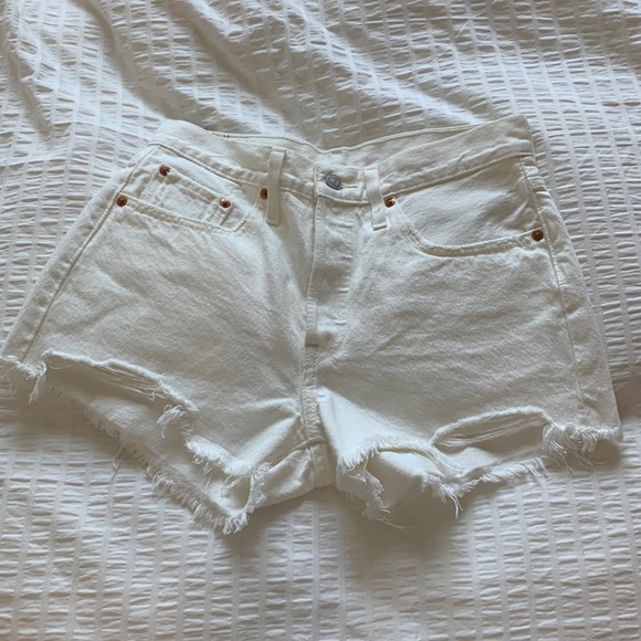 Levi’s 501 shorts in white - Picture 4 of 5